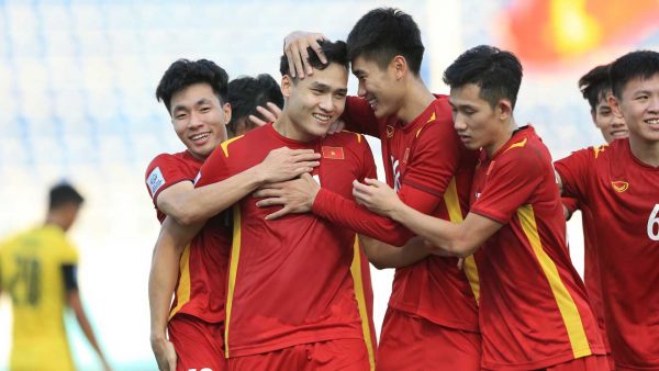 VIDEO: Xem trọng tài mất 5 phút để thổi penalty cho U23 Việt Nam